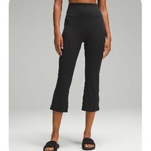 Lululemon Black Cropped Leggings-Groove Super Highrise 23” Nulu